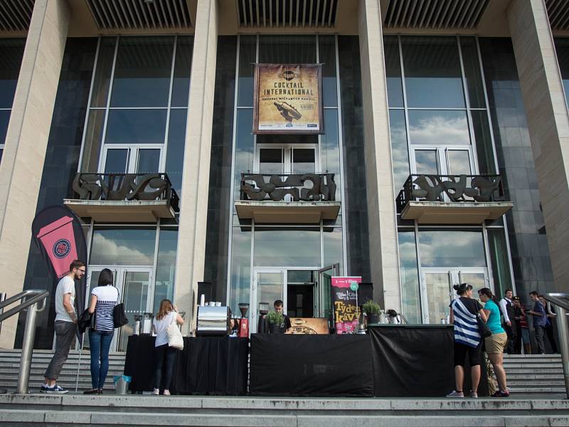 Šejkry létající vzduchem naplněné nejrůznějšími míchanými drinky. Takovou podívanou mohli lidé zhlédnout v pátek na terase i ve foyer brněnského Janáčkova divadla. Konal se tam totiž druhý ročník festivalu Cocktail International.