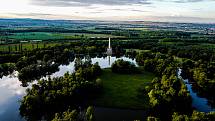 Zámek v Lednici, park i minaret vypadají kouzelně v každé roční i denní době. Západ slunce dodává oblíbeným panoramatům tajemný nádech.