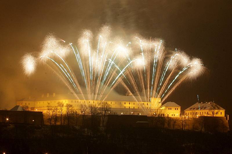 Novoroční ohňostroj nad brněnským hradem Špilberk.