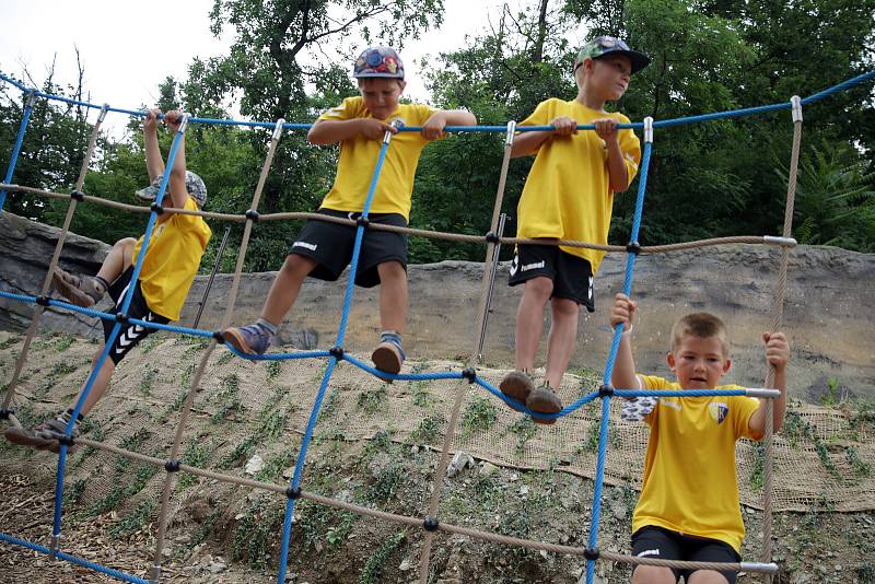 V brněnské ZOO otevřeli novou atrakci pro děti - lanovou opičí dráhu. Také nové zázemí pro žirafy.