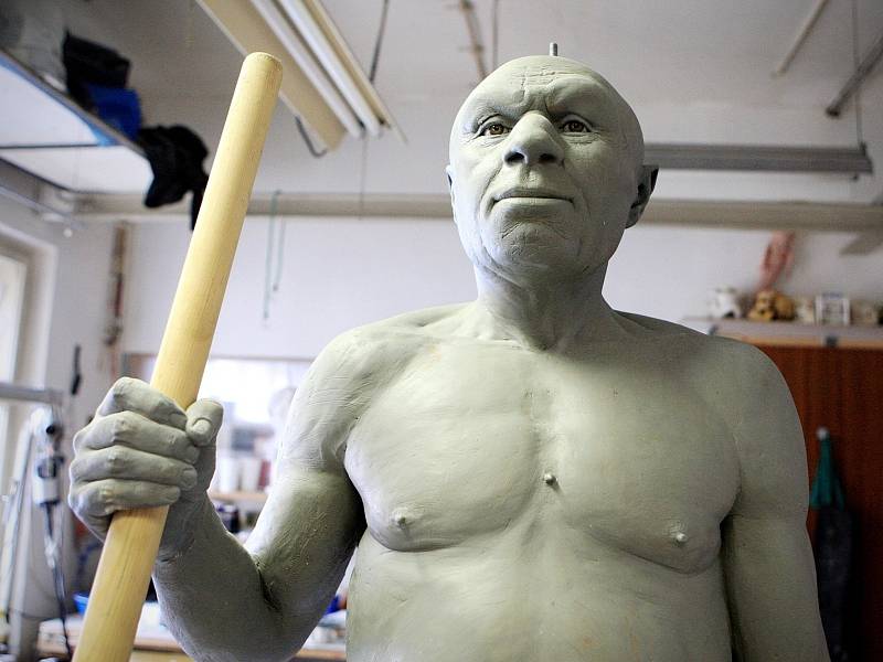 Na rekonstrukci neandrtálce pracují vědci a sochař Ondřej Bílek. Kromě jiného použili také sto kilogramů plastelíny, sochař ji přidával na kostru sval po svalu.