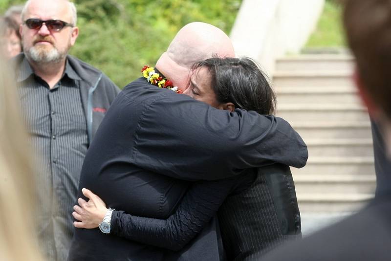 Téměř čtyři sta lidí se přišlo v sobotu naposledy rozloučit s čtyřčlennou vyvražděnou rodinou z brněnských Ivanovic.