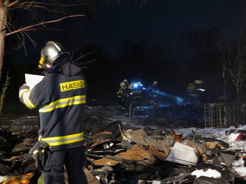 Strážníci společně se záchranáři vytáhli z chaty, která začala také hořet, silně podnapilý pár. 