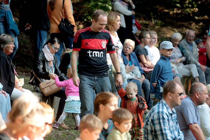 Stovky lidí nejen z městské části Brno-sever zamířili do rokle v tamním sídlišti Lesná. V přírodním amfiteátru jim celé odpoledne hrála hudba a na nedaleké louce si děti mohly zasoutěžit v různých disciplínách.