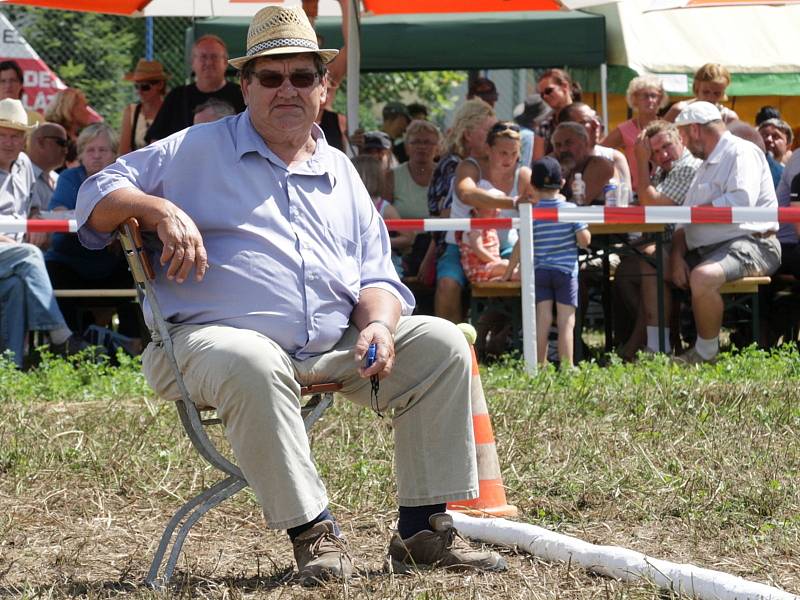 Tak trochu jinému parkuru mohli lidé přihlížet v sobotu odpoledne v Rosicích na Brněnsku. Na soutěž vozatajů se tam sjeli majitelé se svými statnými koňmi, kteří například předvedli, jak dokáží utáhnout náklad těžší než jednu tunu.