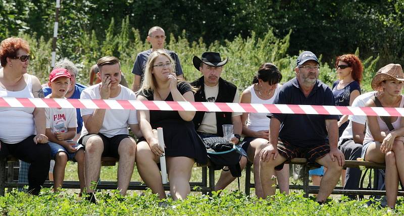 Tak trochu jinému parkuru mohli lidé přihlížet v sobotu odpoledne v Rosicích na Brněnsku. Na soutěž vozatajů se tam sjeli majitelé se svými statnými koňmi, kteří například předvedli, jak dokáží utáhnout náklad těžší než jednu tunu.