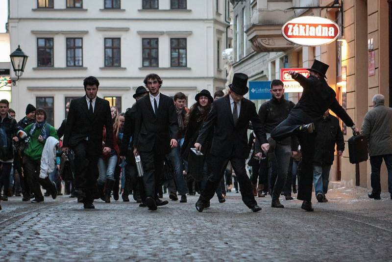 Pátého ročníku Silly walk, tedy švihlé chůze, se ve čtvrtek v Brně zúčastnilo přes sto padesát příznivců britské komediální skupiny Monty Python.