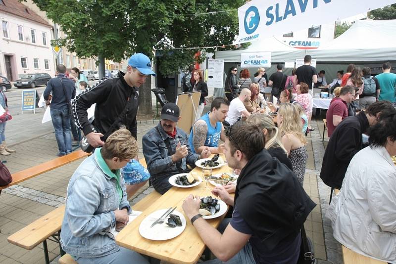 Na Burianově náměstí vařili kuchaři z šesti brněnských restaurací pochoutky z mořských plodů.