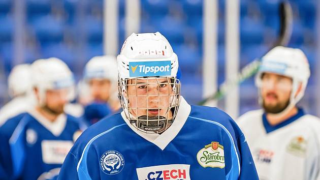 Obránce brněnské Komety Stanislav Svozil (s číslem 11) se upsal Columbusu Blue Jackets z NHL.