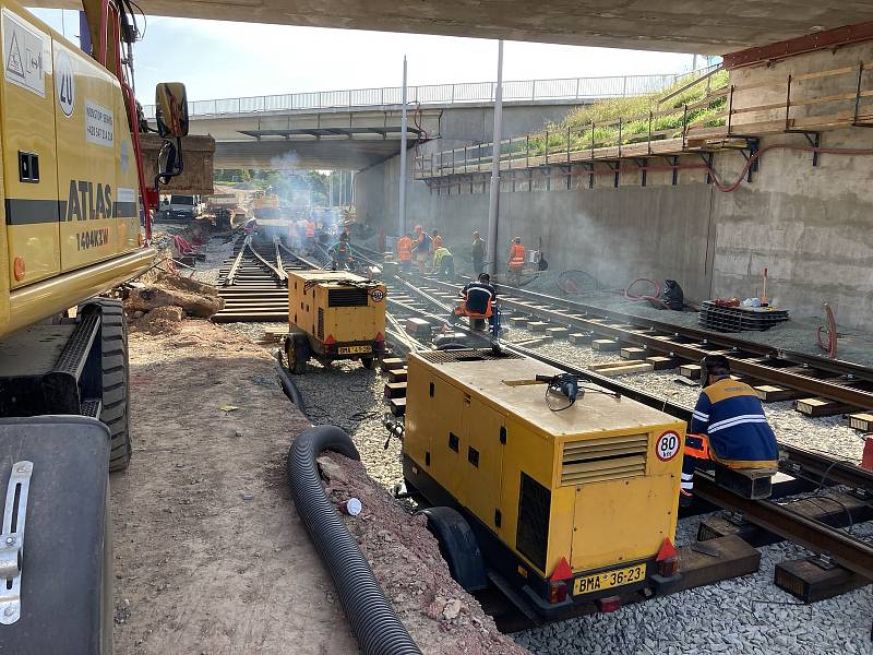 Svařování kolejnic ve vyloučené tramvajové trati.