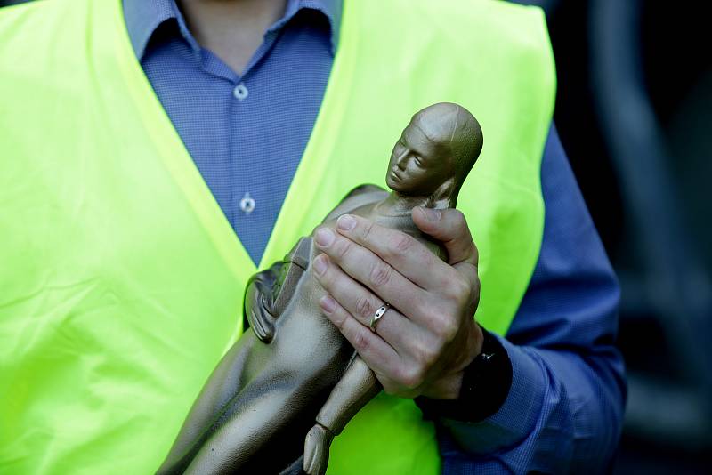 Sochu svaté Barbory umístili pracovníci ŘSD nad budoucí vjezd raženého tramvajového tunelu v ulici Žabovřeská.