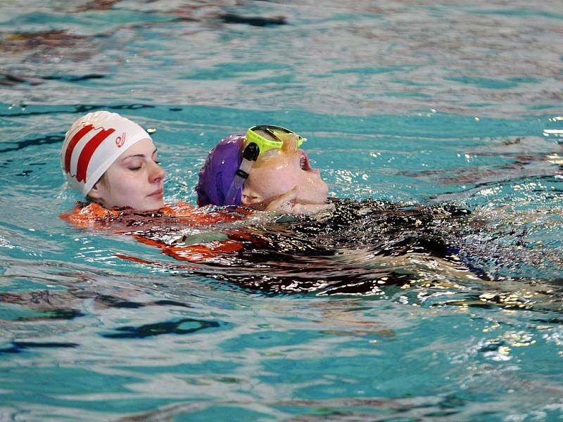 Mezinárodní juniorskou soutěží vodních záchranářů ožil o víkendu bazén Tělovýchovné jednoty Tesla v brněnské Lesné. Akci pořádala místní skupina vodních záchranářů Brno­-město.