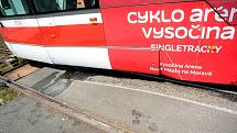 Vykolejená tramvaj u zastávky Branka v brněnské ulici Bystrcká.