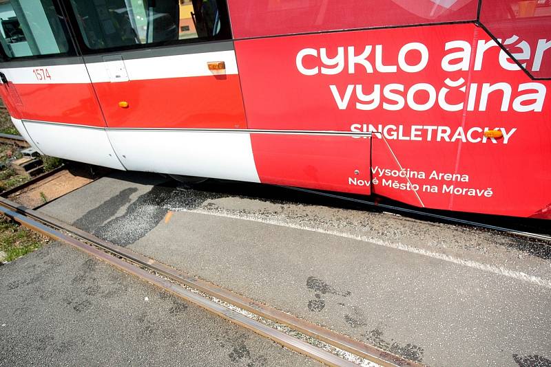 Vykolejená tramvaj u zastávky Branka v brněnské ulici Bystrcká.