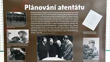 Výstava mapující úspěšné provedení atentátu na zastupujícího říšského protektora Reinharda Heydricha je k vidění ve vestibulu Fakulty ekonomiky a managementu v Kounicově ulici.. 