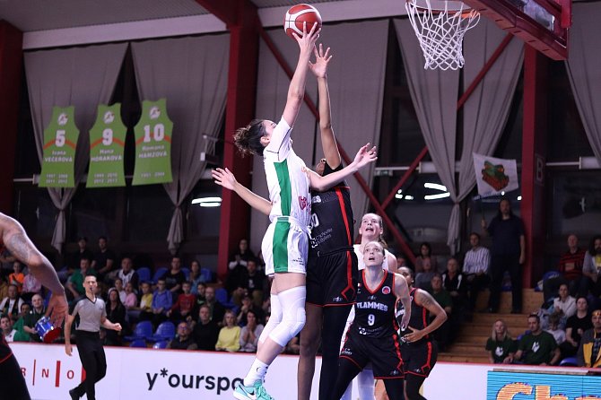 Basketbalistky Žabin (v bílém) zdolaly v EuroCupu francouzský tým Flammes Carolo 76:70 po prodloužení.