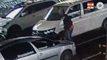 Při vykládání nákupu do auta padesátileté ženě v Brně nedávno zloděj ukradl kabelku i s peněženkou. Spolu s komplicem ho policisté za několik hodin vypátrali na základě kamerového záznamu.