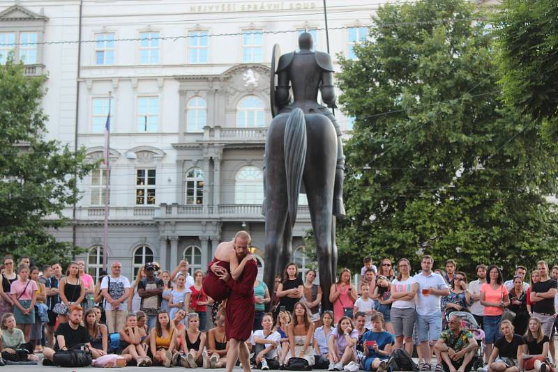 Tanečníci Národního divadla Brno představili baletní choreografii přímo v centru města. Vystoupili jako součást festivalu Uprostřed.