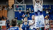 Brněnští basketbalisté (v bílém) padli doma s Kolínem 95:102 po prodloužení.