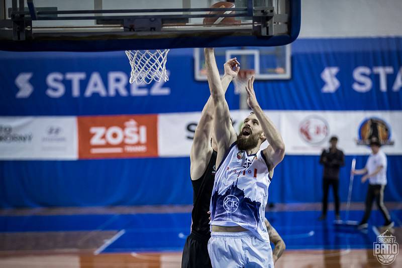 Brněnští basketbalisté (ve světlém) sehráli s favorizovaným Nymburkem vyrovnanou partii, obě mužstva se dostala přes stobodovou hranici.