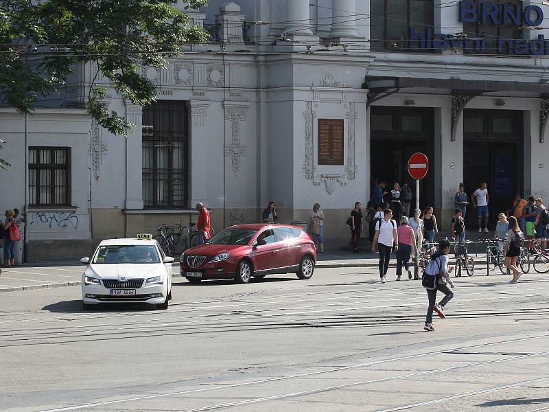 Dopravní situace před vlakovým hlavním nádražím a hotelem Grand v Brně.