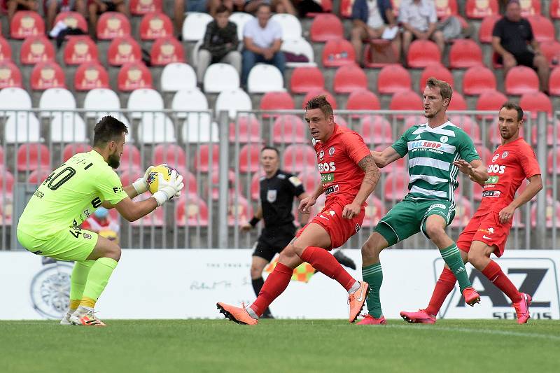 Brankář Martin Šustr (vlevo) chytá míč, Jakub Šural (uprostřed v červeném) hlídá dobíhajícího útočníka.