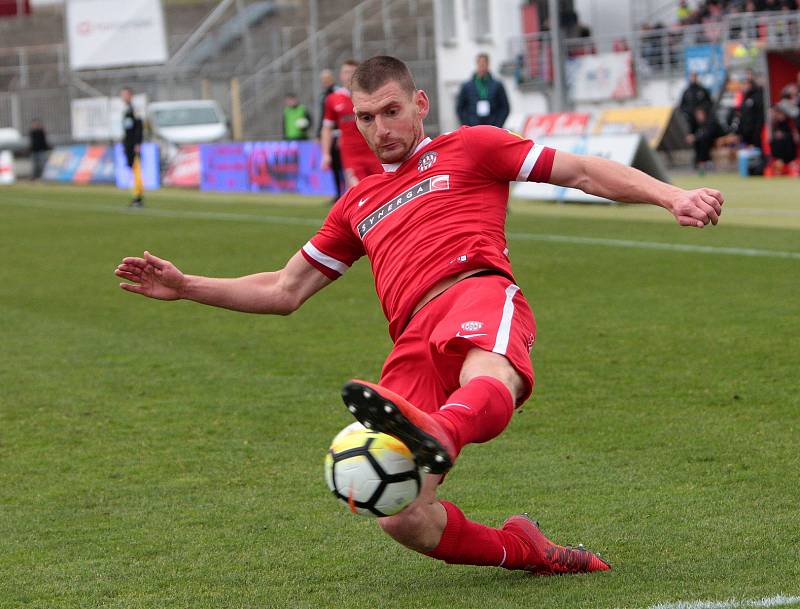 Fotbalisté Zbrojovky Brno (v červeném) uhráli s Karvinou jen bezbrankovou remízu.