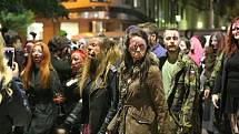 Na Moravském náměstí v Brně se střetly dva tábory lidí. Zombie a přeživší.