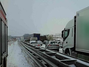 Kvůli sněhu a kamionům stála dálnice D1.