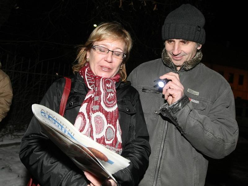 Krátce po šesté hodině večer zpívá koledy na náměstí v Pohořelicích na Brněnsku asi sto padesát lidí pod vedením pohořelického sboru Mužáků.