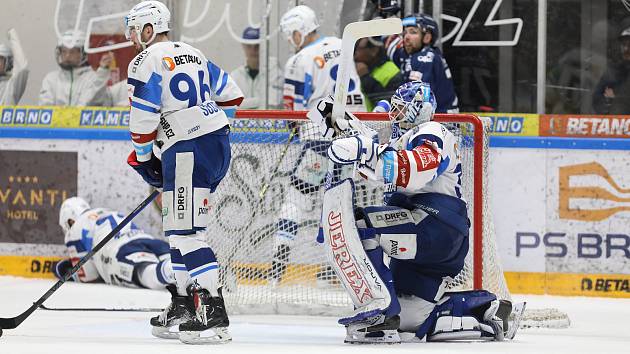 Brněnští hokejisté (v bílém) padli v šestém utkání s Vítkovicemi 3:4 po prodloužení a sezona pro ně končí.