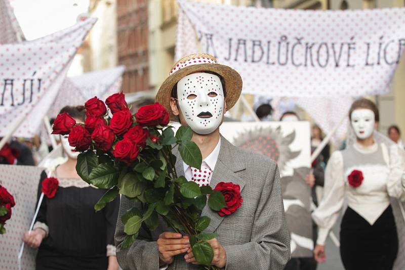 Posledním dnem vyvrcholil v pátek festival Na prknech, dlažbě i trávě, který trval od pondělí. Závěrečný program obstaral bláznivý Den masek, který do brněnských ulic přilákal stovky lidí.