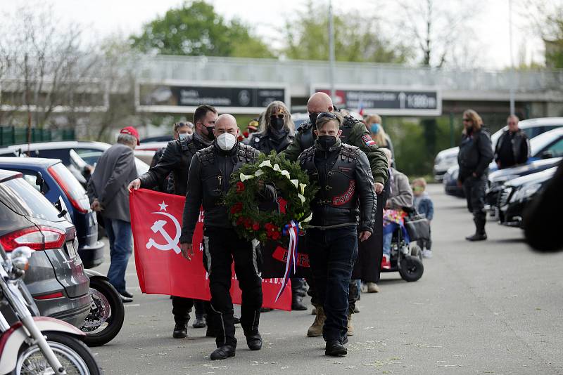 Čeští příznivci motorkářského gangu Noční vlci, který pochází z Ruska, uspořádali pietní akt na brněnském Ústředním hřbitově. K mohyle v části, kde jsou pohřbeni sovětští a rumunští vojáci, kteří padli v bojích o Brno.