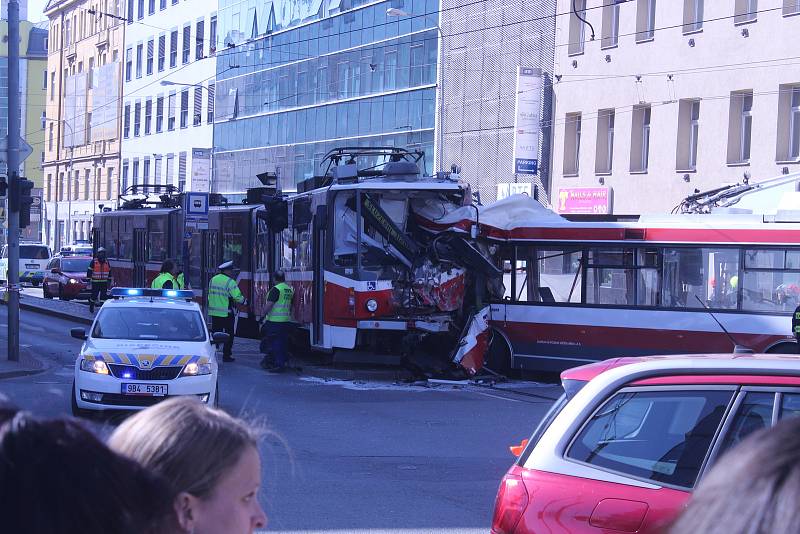 V pondělí odpoledne se v brněnské ulici Křenová, u zastávky Masná, srazila tramvaj s trolejbusem. Na místě bylo okolo čtyřiceti zraněných. Křenová ulice zůstala po nehodě neprůjezdná.