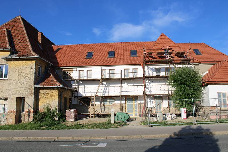 Dělníci rekonstruují historickou budovu Orlovny v brněnské Líšni.