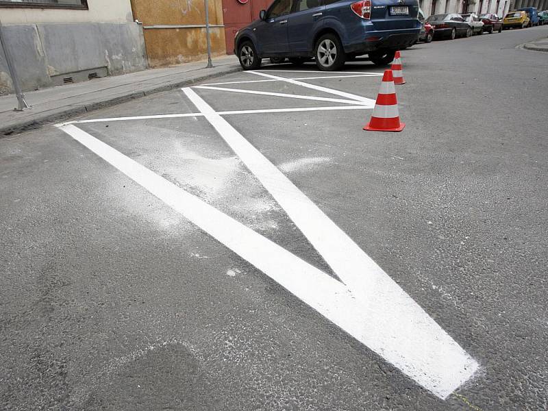 Manželé Čiháčkovi žádali o vyhrazené parkovací místo pro invalidy naproti svému domu. Nakonec je získali o třicet metrů dál, před hospodou. Podle úředníků to jinak nešlo. 