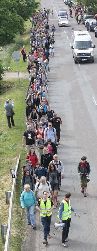 Lidé si připomínají Brněnský pochod smrti. Poprvé jdou opačným směrem.