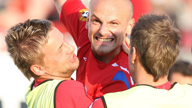 Zbyněk Pospěch s Tomášem Doškem (zleva) teď důvod k radosti zrovna nemají. Musí se poskládat na půlmilionovou pokutu od vedení 1. FC Brno.