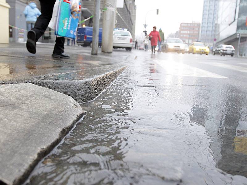 Voda valící se ulicemi v okolí Moravského náměstí