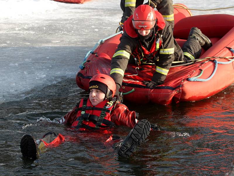 Topící se lidi vytahovali hasiči ve středu z ledové vody Brněnské přehrady. Nešlo však o bruslaře, kteří vjeli na příliš tenký led, ale o figuranty ve speciálních úborech, kteří do díry vysekané v ledu vlezli dobrovolně.