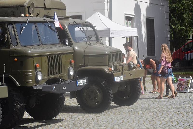 Zámek v Rosicích na Brněnsku obsadila armáda a šermíři.