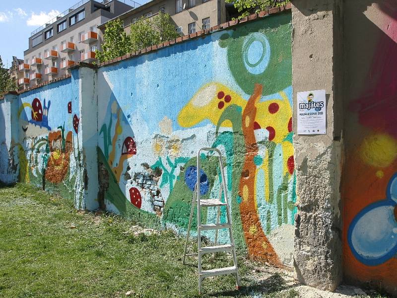 Podívat se, jak se kreslí na zeď, mohli lidé, kteří procházeli Mendlovým náměstím v Brně. Studenti Fakulty výtvarných umění Vysokého učení technického tam totiž předváděli, jak vypadá street art a grafitti.