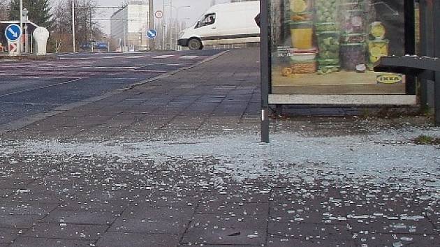 Vandal poškodil skleněné výplně autobusových zastávek. Škoda je 11 tisíc korun