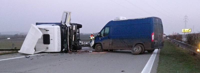 Dopravní nehoda kamionu a dodávky zablokovala dálnici D2 ve směru na Bratislavu u Velkých Němčic.