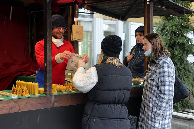 Stánkař Jakub Rajtmajer prodával na vánočních trzích na brněnském náměstí Svobody svíčky a další výrobky ze včelího vosku.