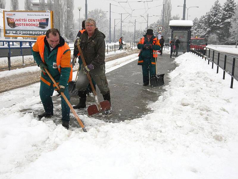 Zasněžené nástupní tramvajové ostrůvky.