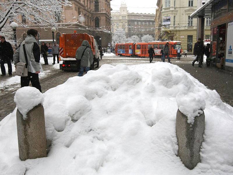 Zasněžené nástupní tramvajové ostrůvky.