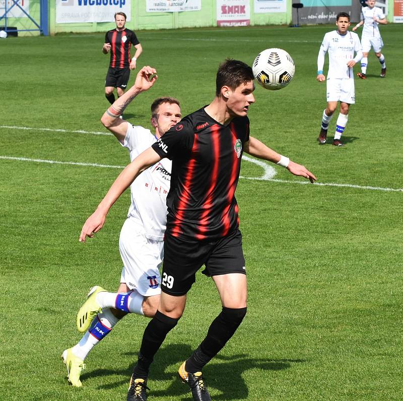 Líšeňští fotbalisté (v bílém) remizovali ve dvacátém kole FORTUNA:NÁRODNÍ LIGY s Viktorií Žižkov 1:1. V této sezoně doma ještě neprohráli.