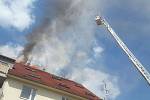 K požáru bytového domu na brněnském Rostislavově náměstí vyjeli v pátek hasiči. Dům začal hořet kolem desáté hodiny dopoledne.