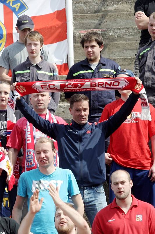 Poslední veřejná brigáda na fotbalovém stadionu za Lužánkami. Odměnou pro její účastníky byl Švancarův guláš a příjezd fotbalistů Zbrojovky.